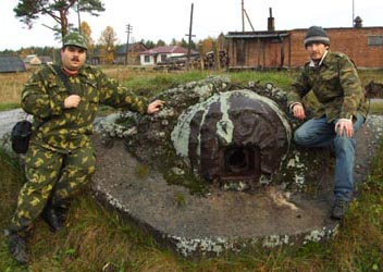 С.Малахов и С.Воробьев на фоне финского сооружения с броневым колпаком